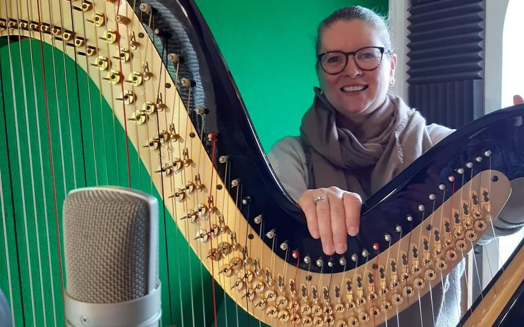 Harp performer Fiona plays for Ukraine