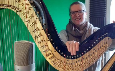 Harp performer Fiona plays for Ukraine